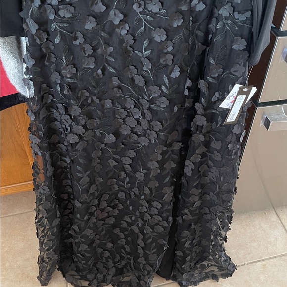 Xscape Women’s Black Long Sleeve 3D Floral Gown Dress Plus Size 16W - Picture 5 of 10